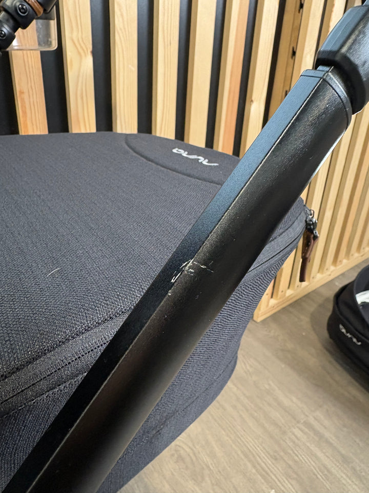 PRE LOVED Nuna Triv & LYTL Carrycot - Caviar