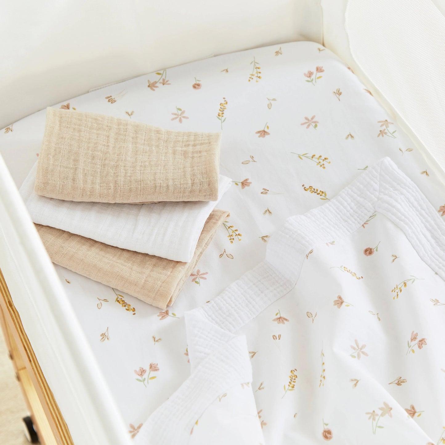 CuddleCo Universal Crib/Co-Sleeper Bedding Set - Meadow