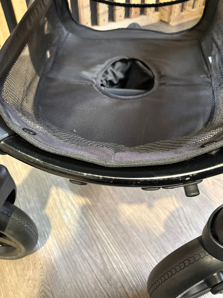 PRE LOVED egg2 Travel System - Just Black