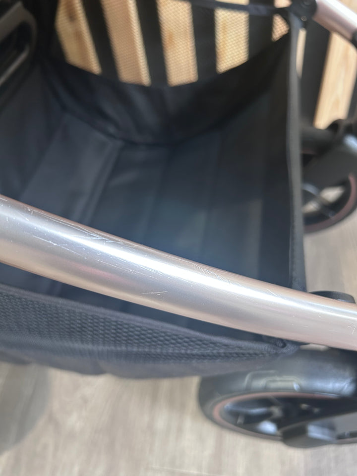 PRE LOVED Zummi Solo Travel System - Black & Rose Gold