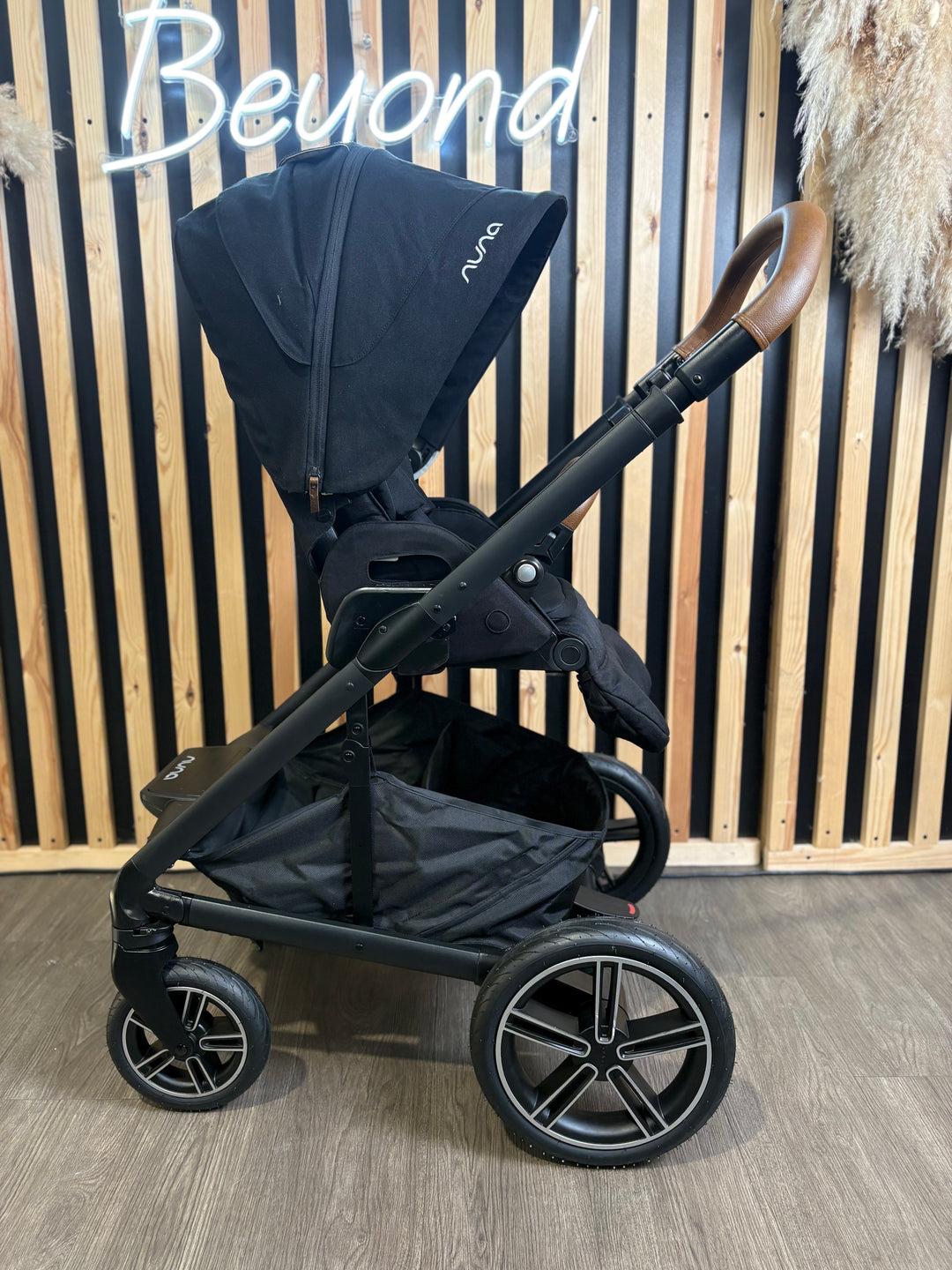 PRE LOVED Nuna Mixx w/ Cari Next Infant Car Seat Carrycot & Pipa Next - Caviar