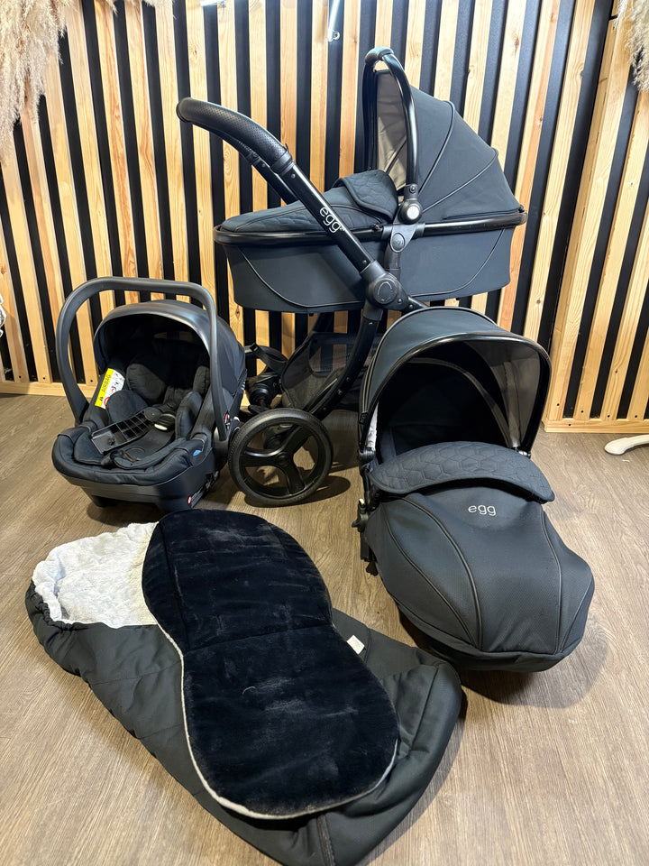 PRE LOVED egg2 Travel System - Just Black