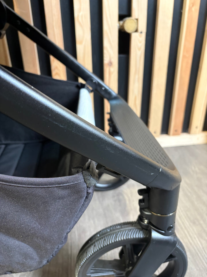 PRE LOVED Venicci Claro 4in1 Travel System Inc Isofix Base - Noir