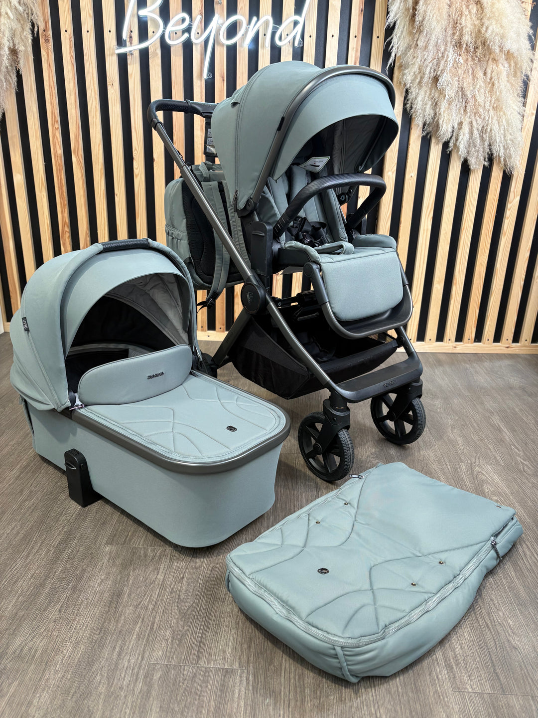 EX DISPLAY Venicci Upline2 3in1 Travel System - Aloe