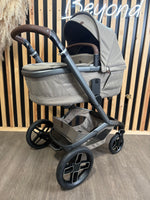 PRE LOVED Maxi-Cosi Fame 3-in-1 Travel - Twillic Truffle/Black Wheels