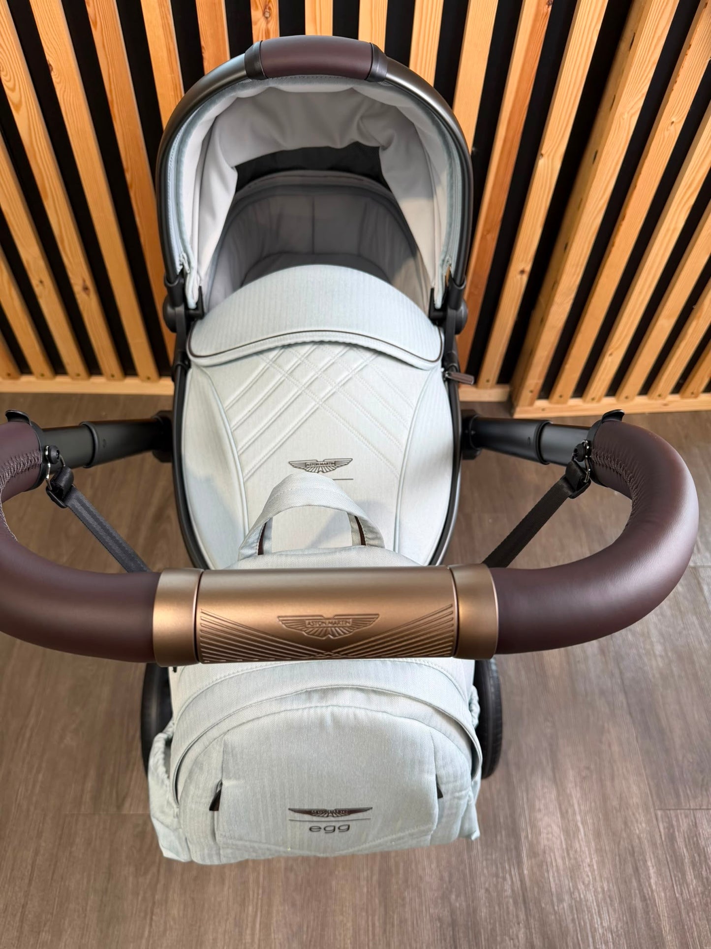 EX DISPLAY Aston Martin egg3 Luxury Travel System - Soft Grey