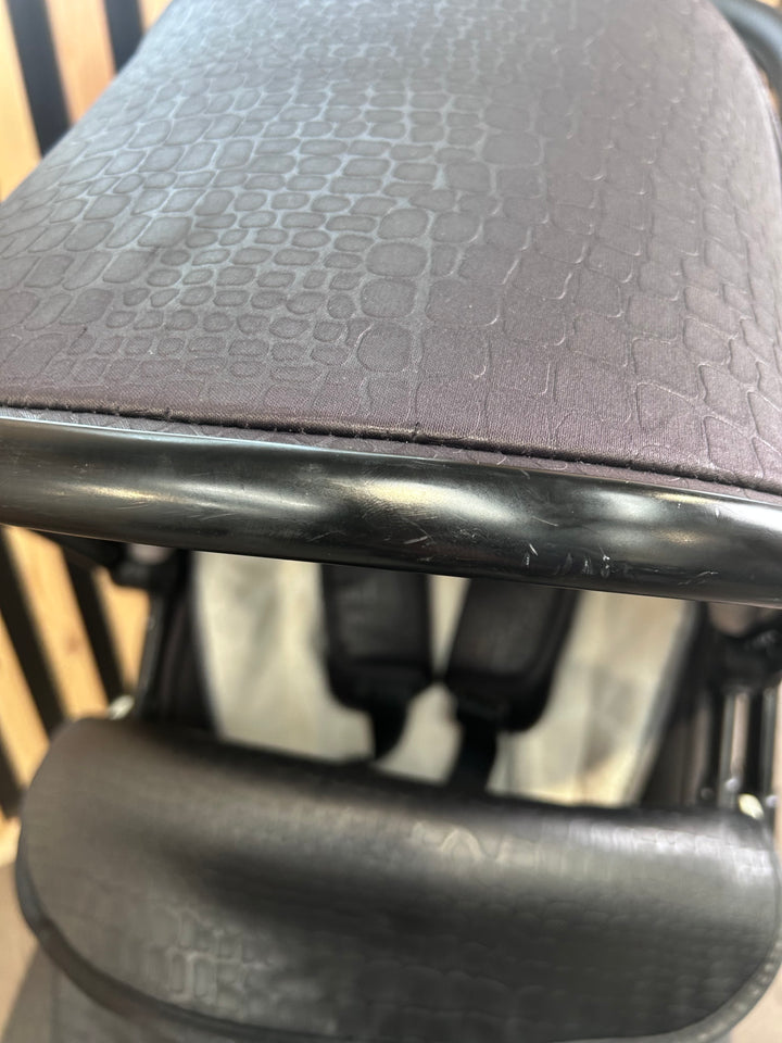 PRE LOVED egg2 Travel System - Jurassic Gold