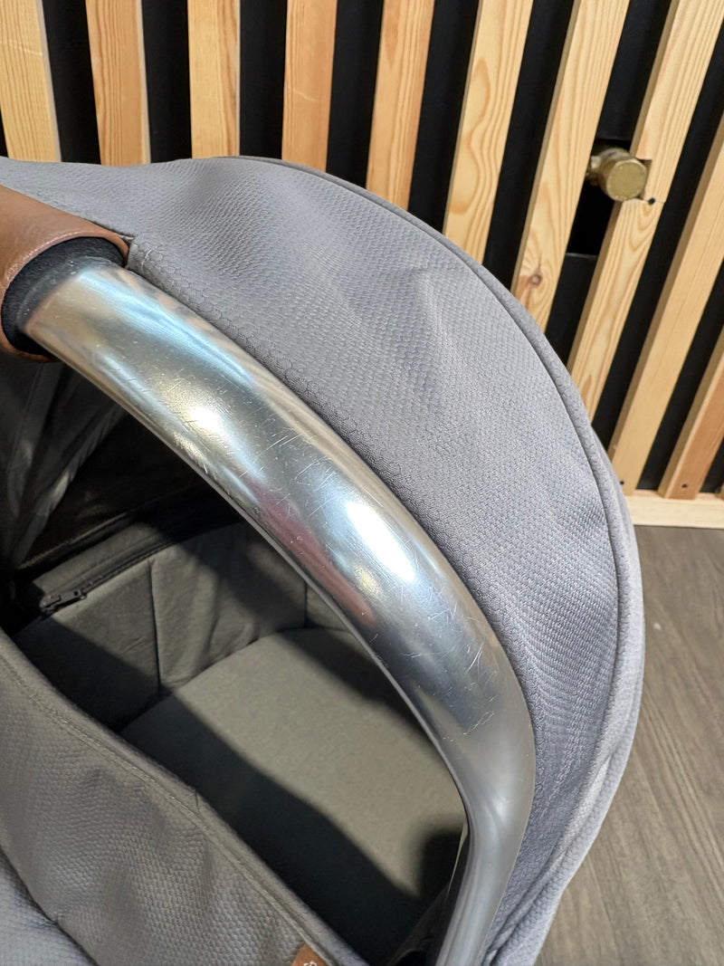 PRE LOVED Mamas & Papas Ocarro Carrycot - Grey