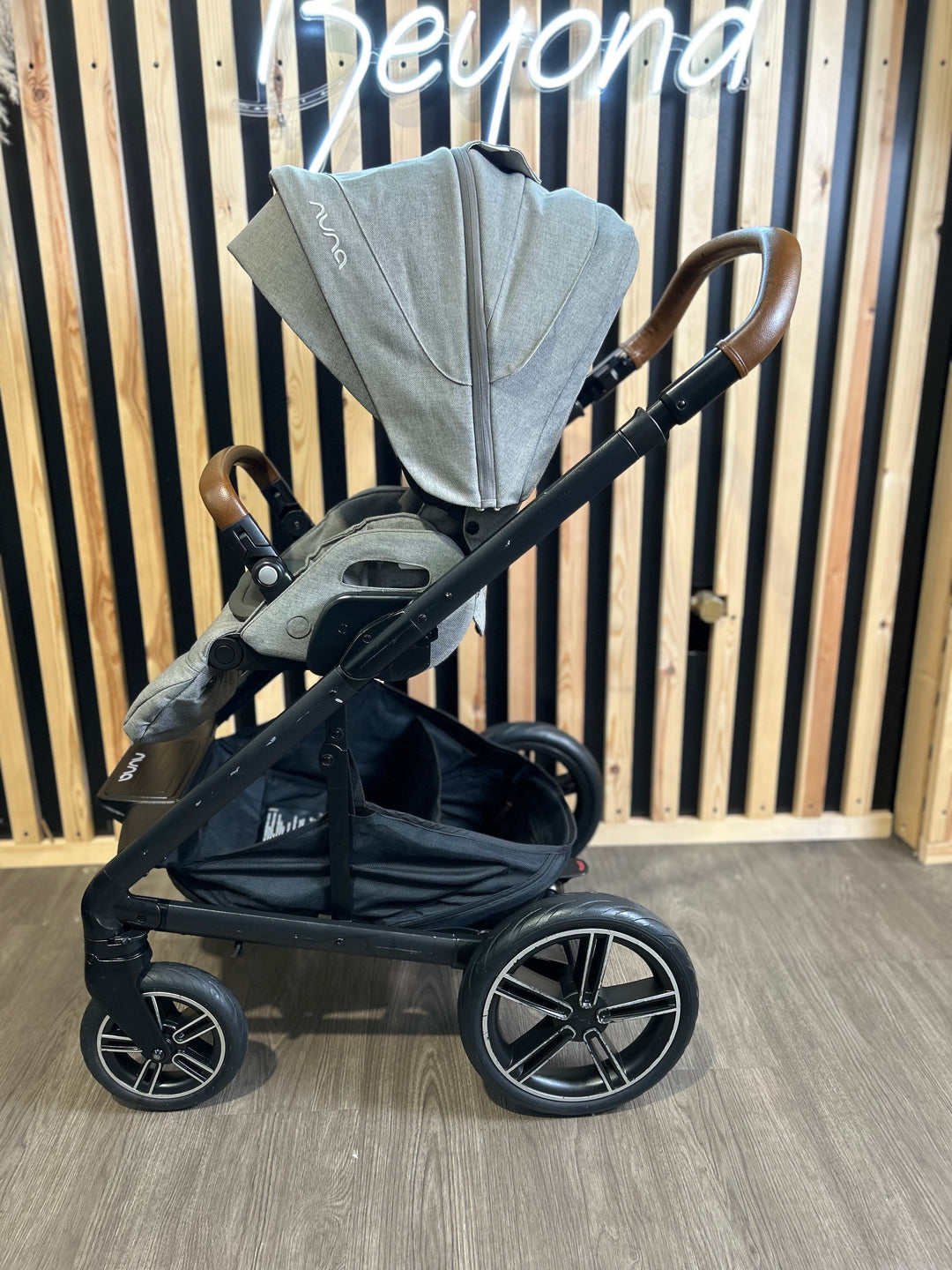 PRE LOVED Nuna Mixx Travel System - Caviar/Granite