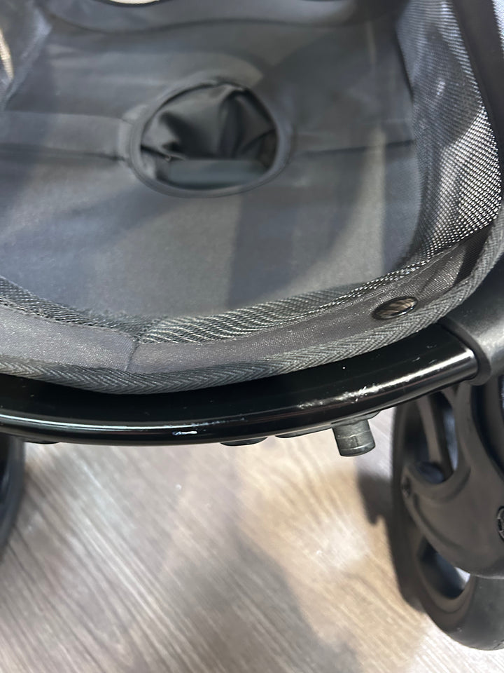 PRE LOVED egg2 Travel System - Just Black