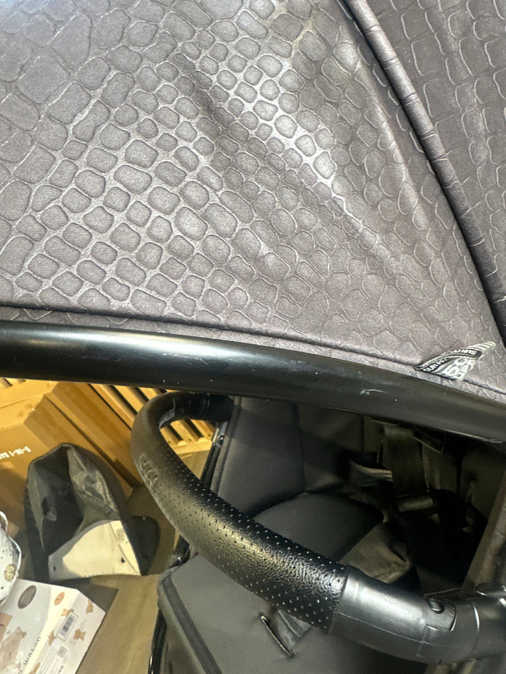 PRE LOVED egg2 Travel System - Jurassic Gold