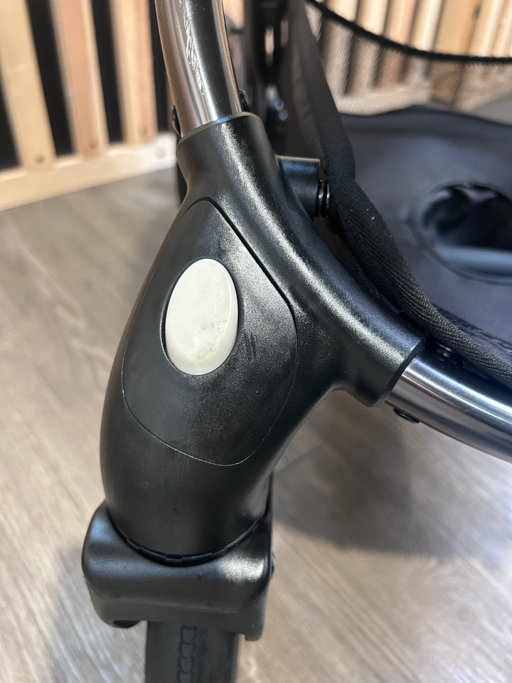 PRE LOVED egg2 Travel System - Jurassic Grey