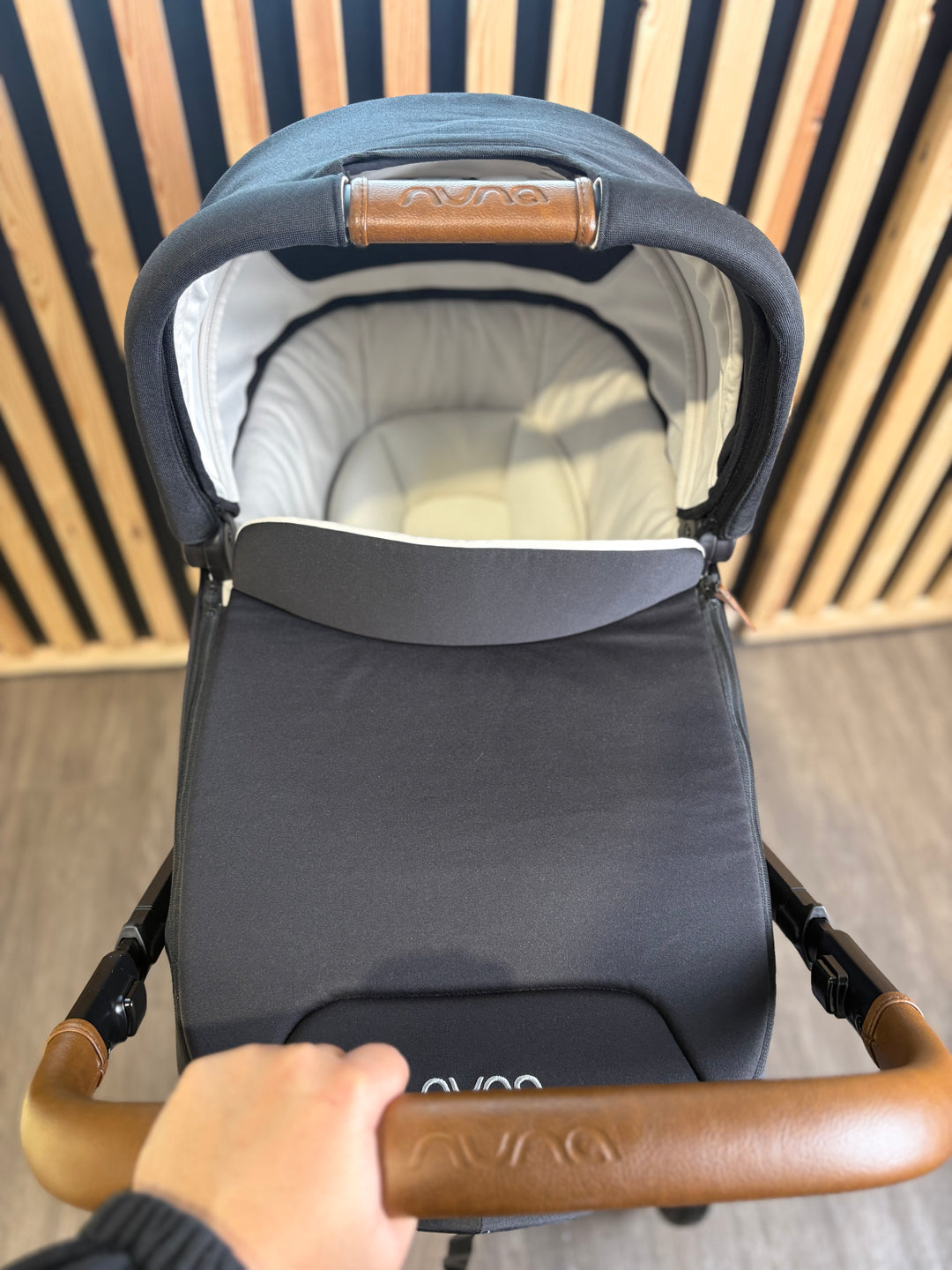 PRE LOVED Nuna Mixx w/ Cari Next Infant Car Seat Carrycot & Pipa Next - Caviar