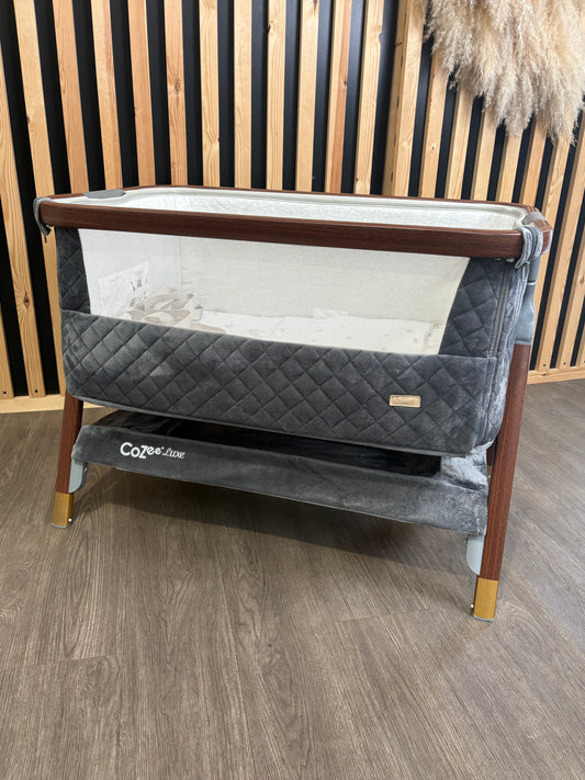 PRE LOVED Tutti Bambini CoZee Luxe Bedside Crib W/Sheet - Walnut & Slate
