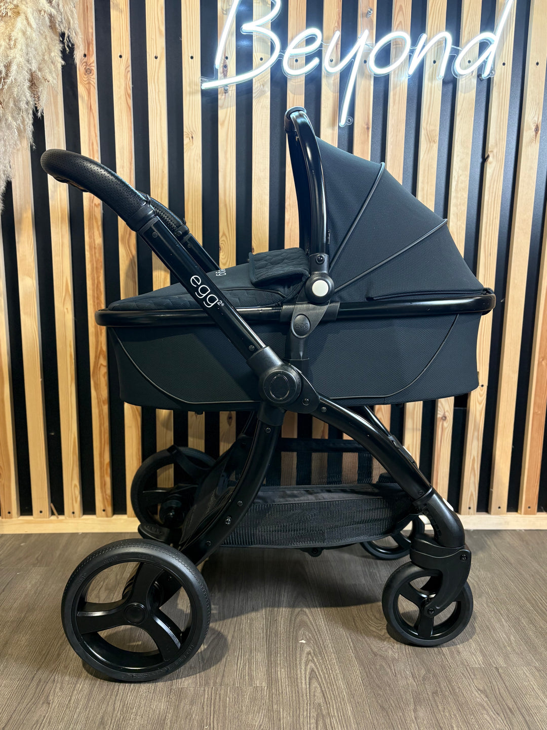 PRE LOVED egg2 Travel System - Just Black