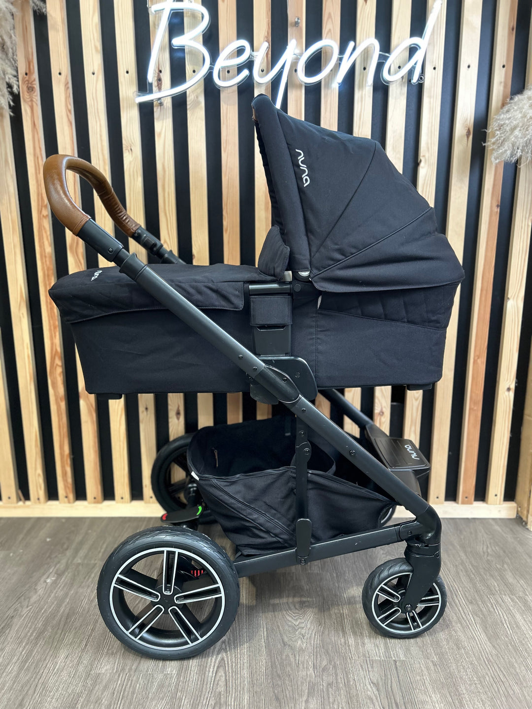 PRE LOVED Nuna Mixx Travel System - Caviar