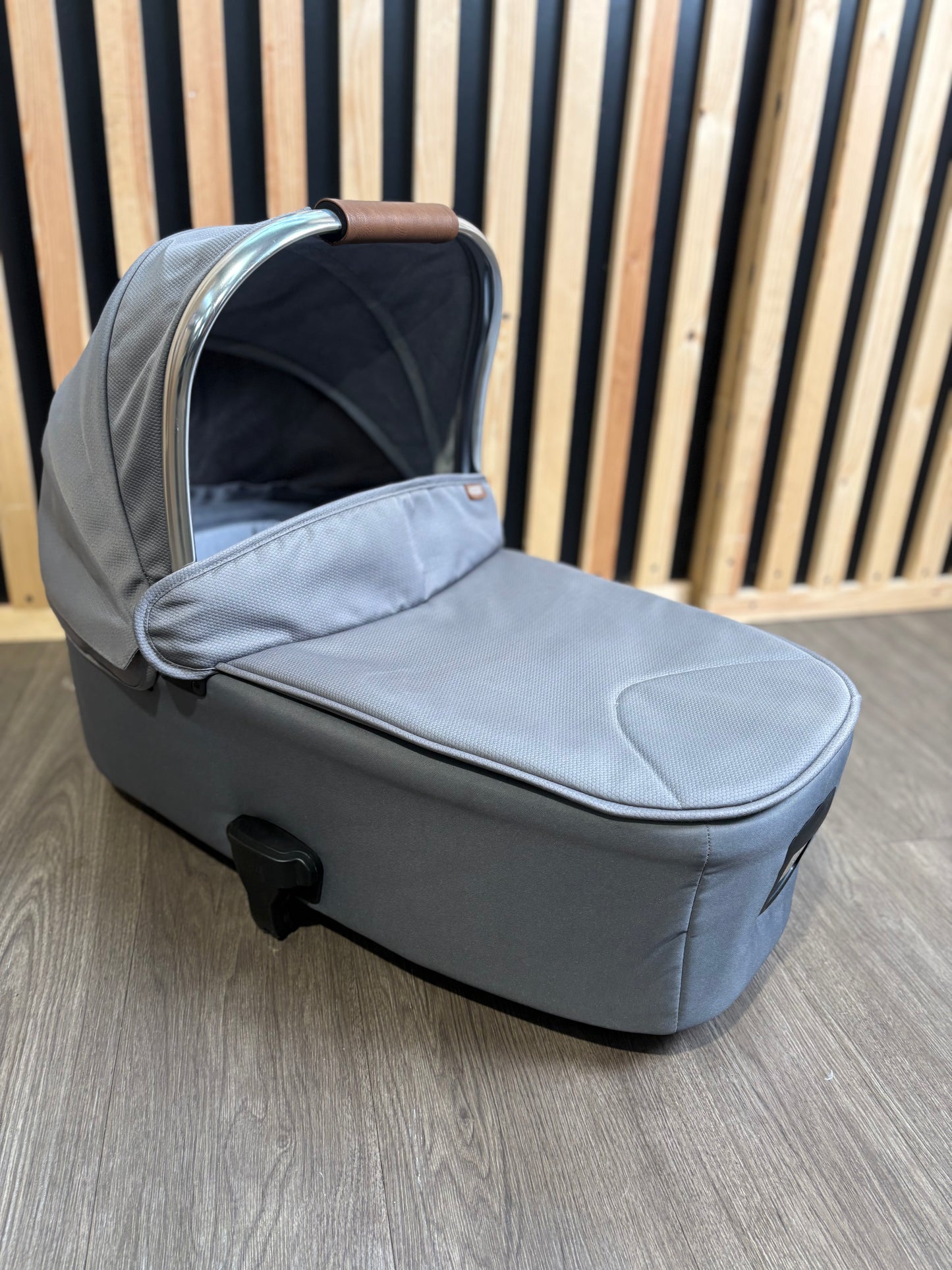 PRE LOVED Mamas & Papas Ocarro Carrycot - Grey