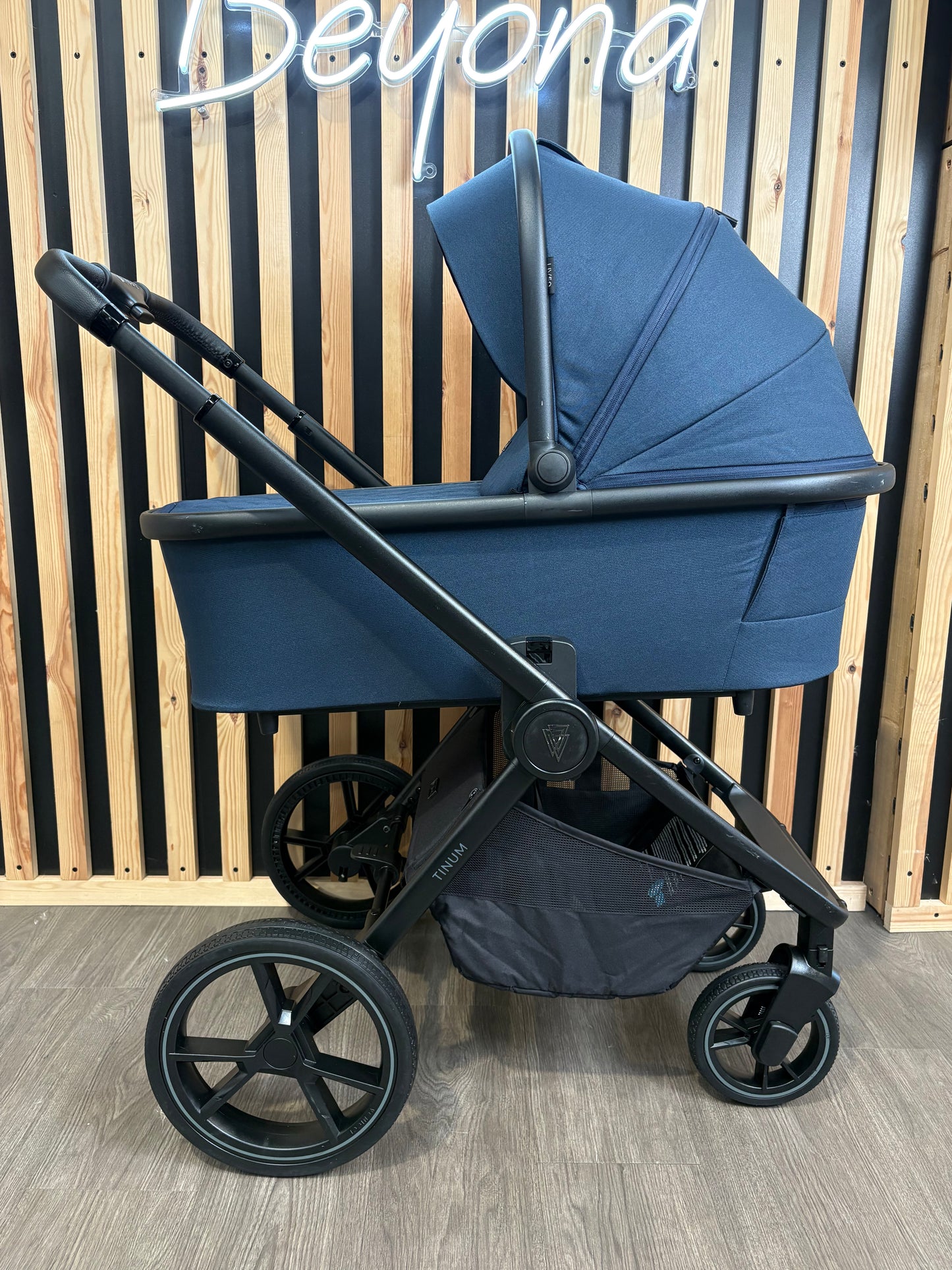 PRE LOVED Venicci Tinum Edge 2-in-1 Travel System - Ocean