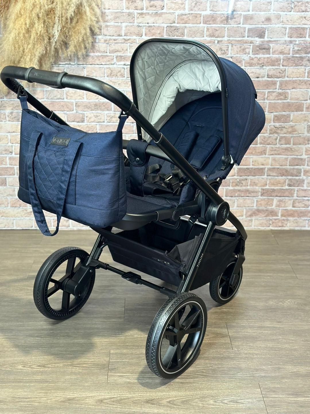 PRE LOVED Venicci Tinum 2.0 Travel System Including Brand New Venicci Engo I Size Car Seat & Isofix Base - Sapphire