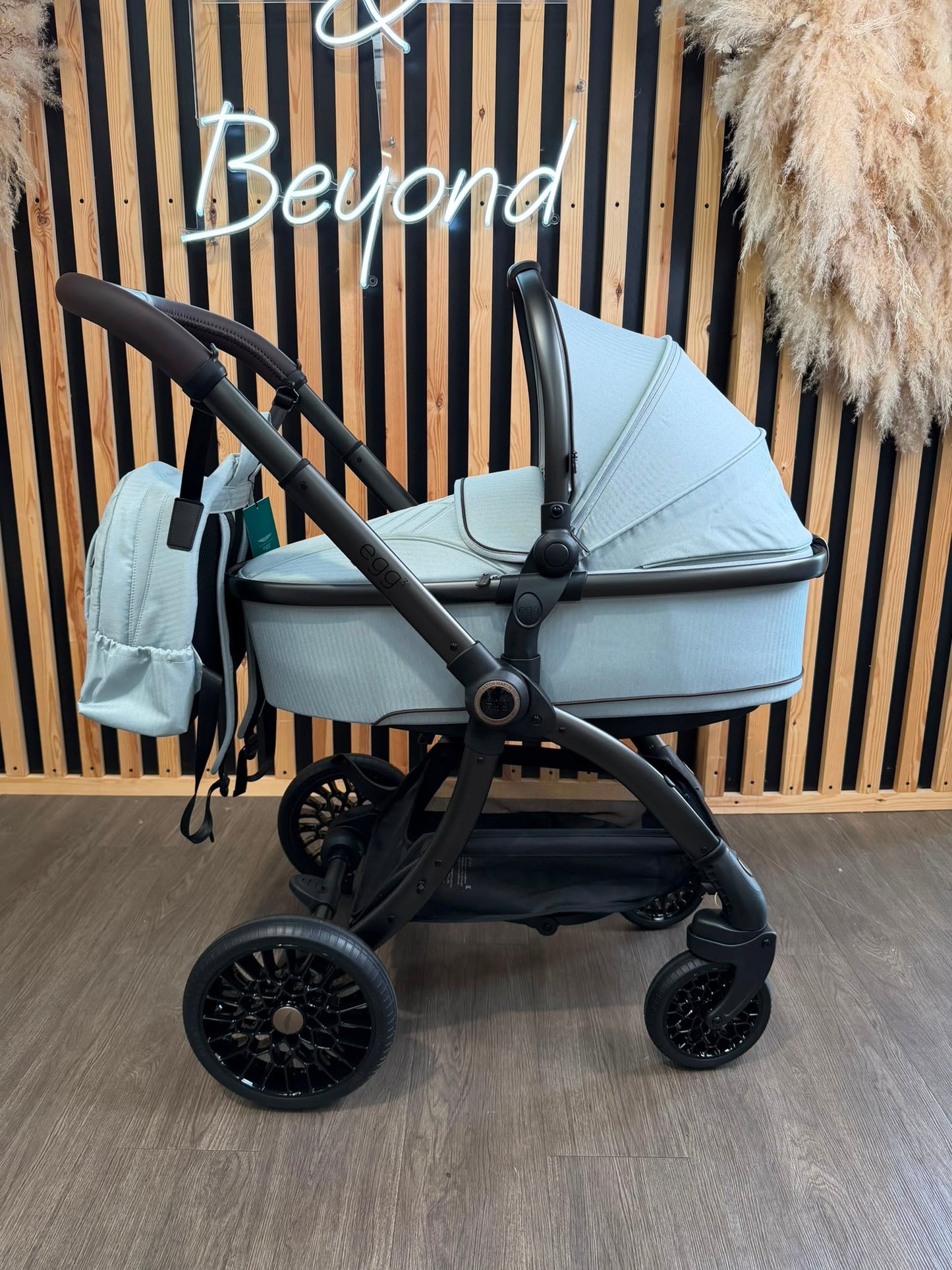 EX DISPLAY Aston Martin egg3 Luxury Travel System - Soft Grey