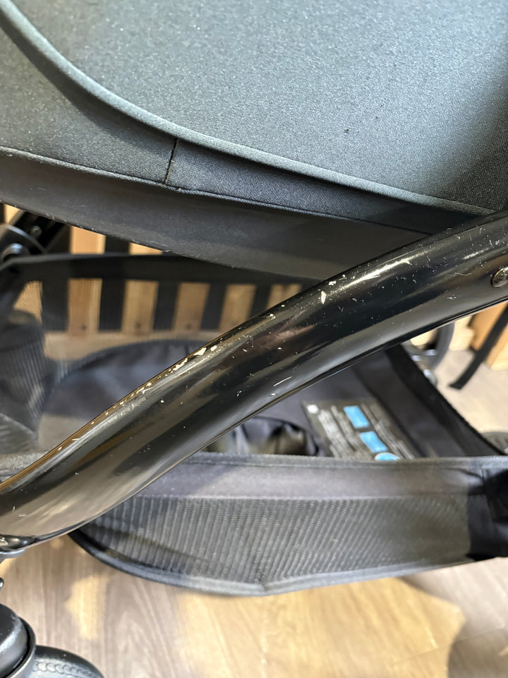 PRE LOVED egg3 Travel System - Houndstooth Black