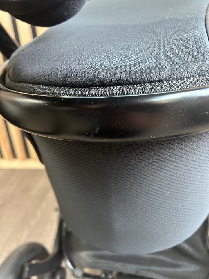 PRE LOVED egg2 Travel System - Just Black