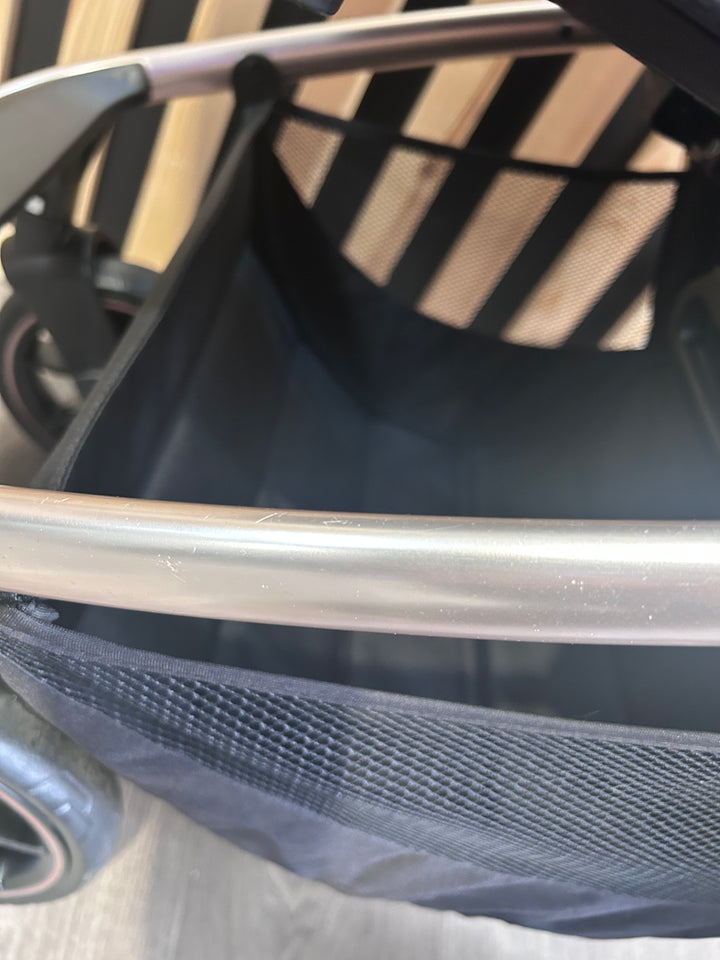 PRE LOVED Zummi Solo Travel System - Black & Rose Gold