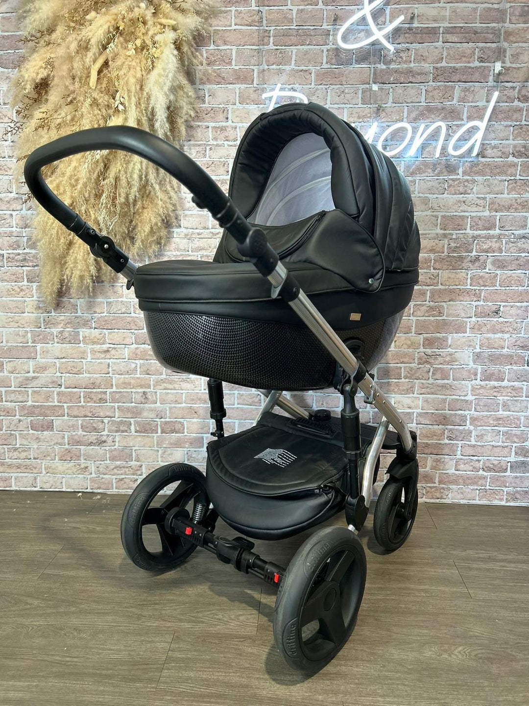 EX DISPLAY Mee-Go Milano Special Edition 3 in 1 Travel System - Ebony