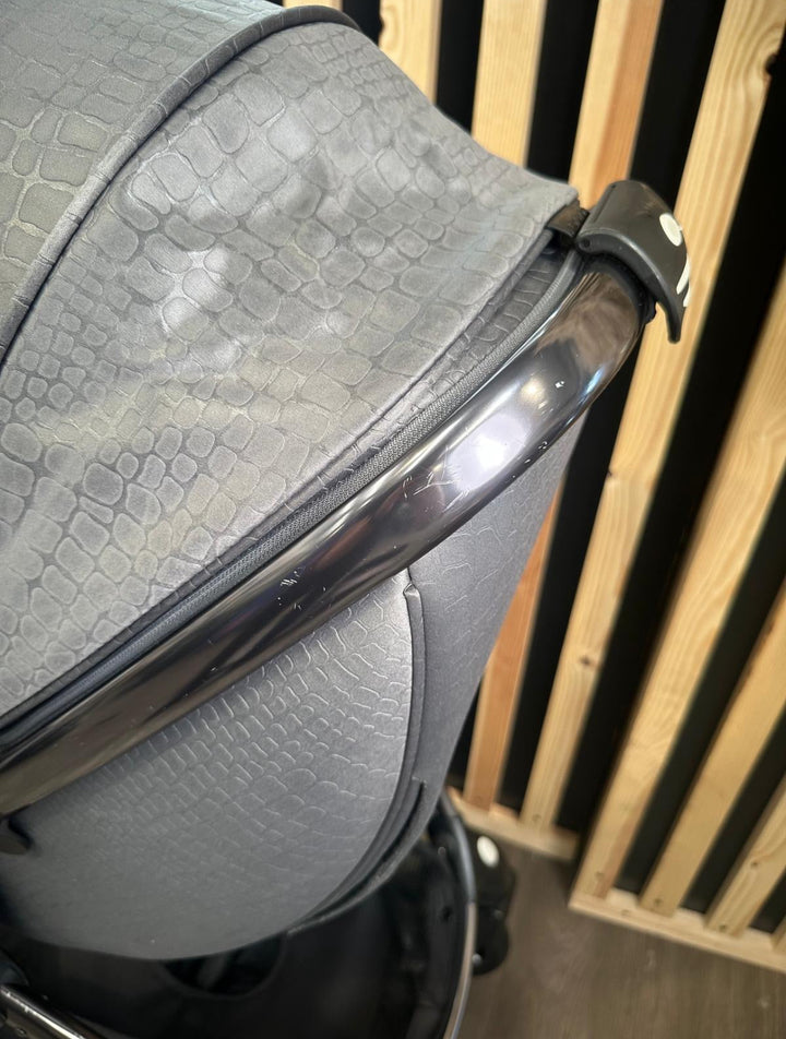 PRE LOVED egg2 Travel System - Jurassic Grey