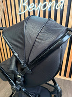 PRE LOVED egg2 Travel System - Jurassic Gold