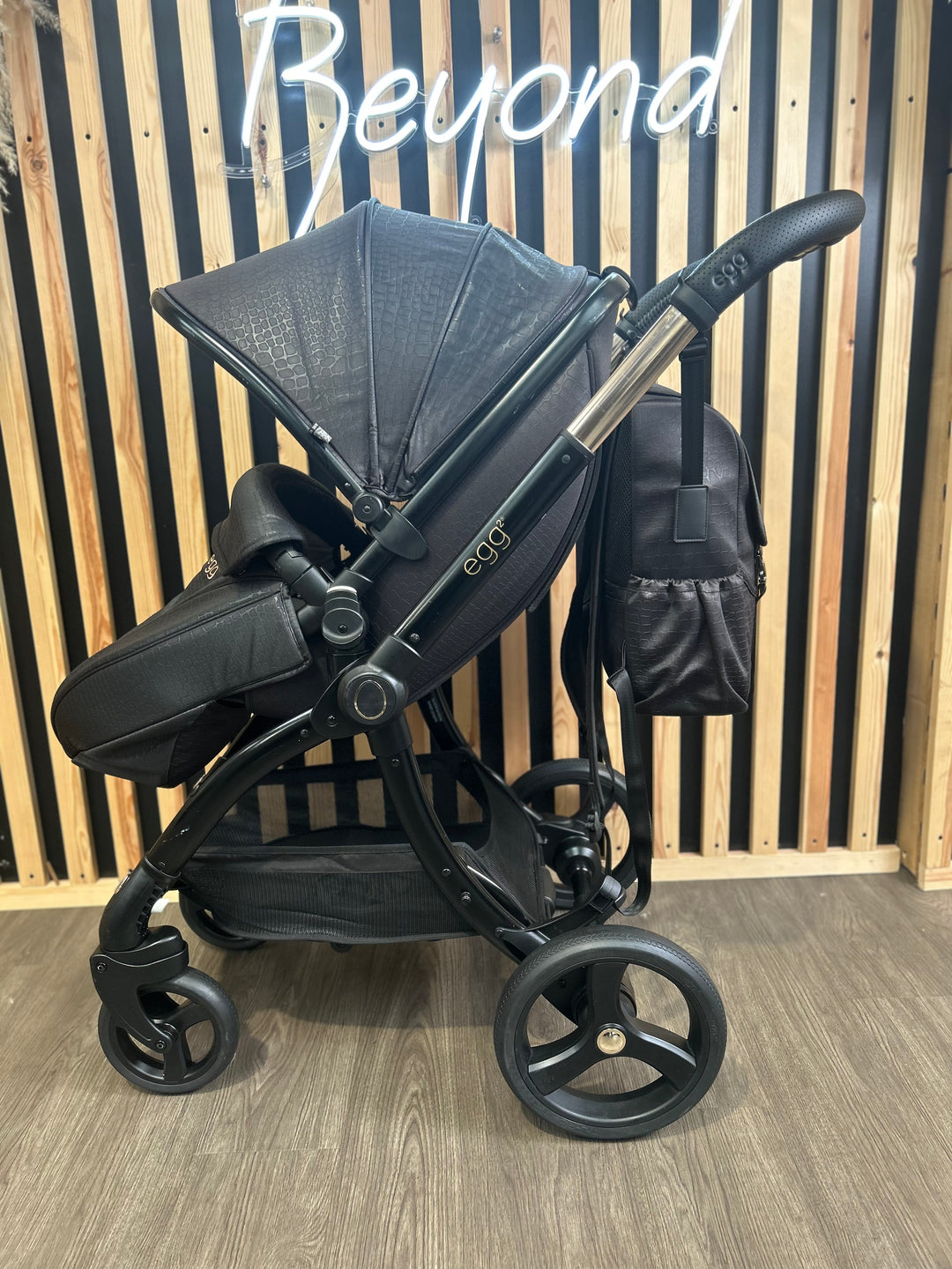 PRE LOVED egg2 Travel System - Jurassic Gold