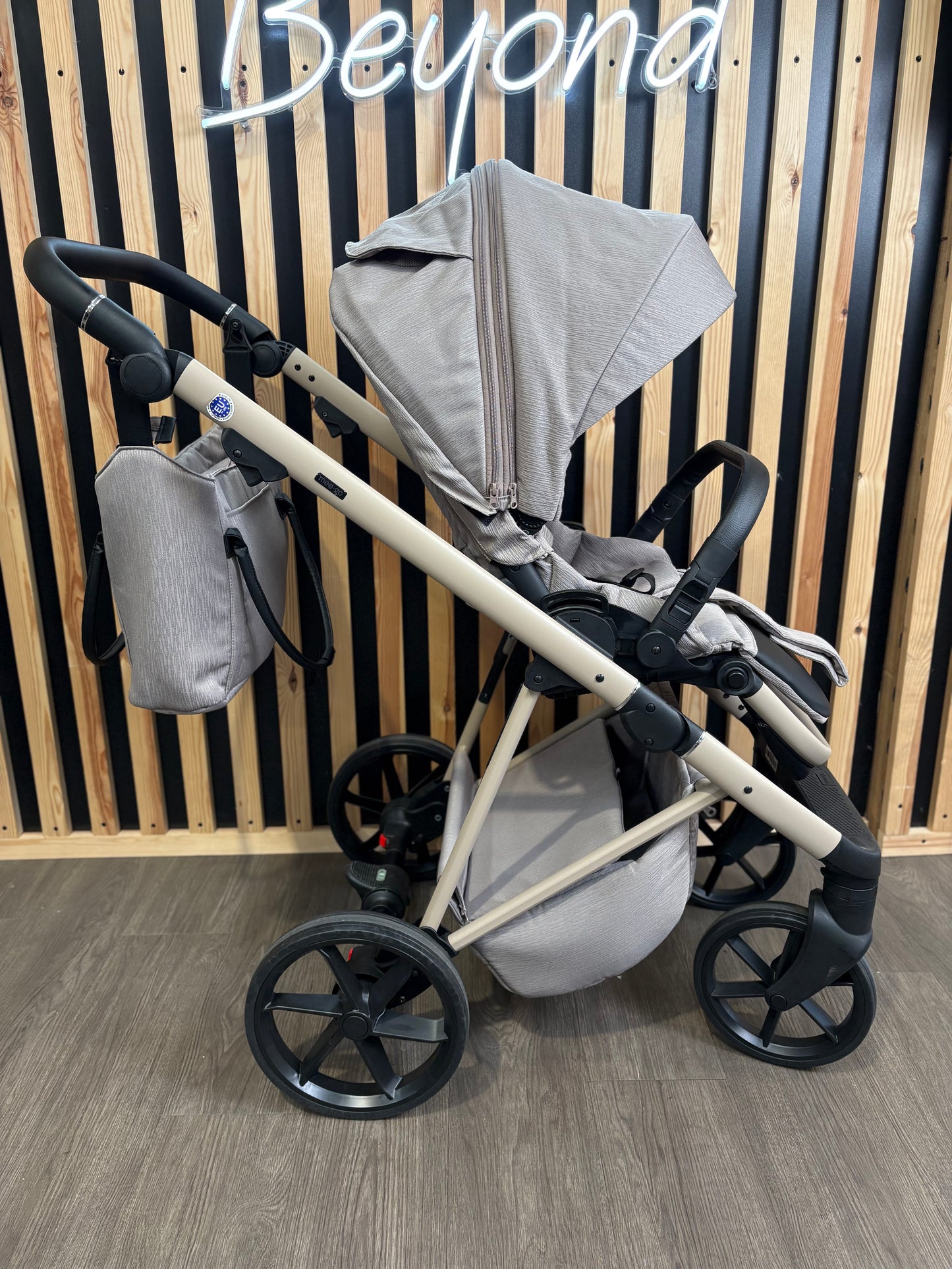 EX DISPLAY Mee-go Milano Natura 2-in-1 Travel System - Cappucino