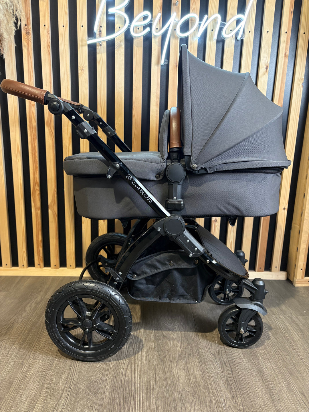 EX DISPLAY Ickle Bubba Stomp Luxe 2-in-1 Travel System - Charcoal Grey/Black/Tan