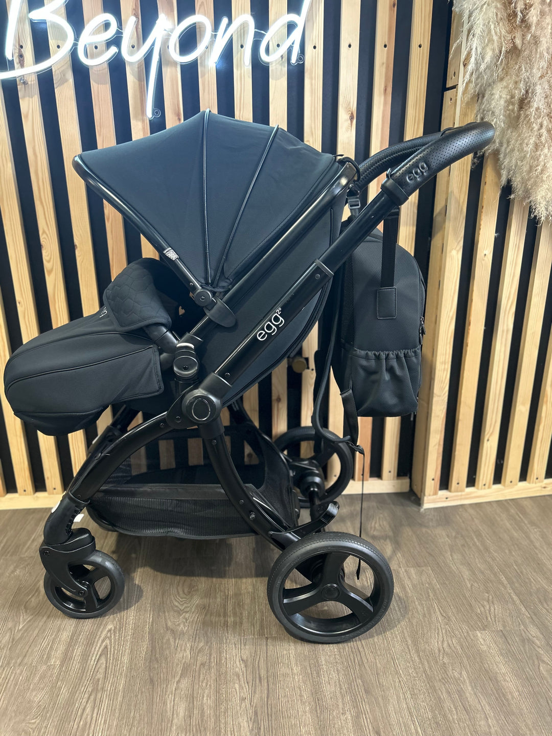 PRE LOVED egg2 Travel System - Just Black