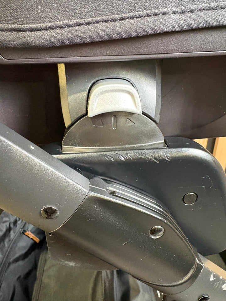 PRE LOVED Nuna Mixx w/ Cari Next Infant Car Seat Carrycot & Pipa Next - Caviar