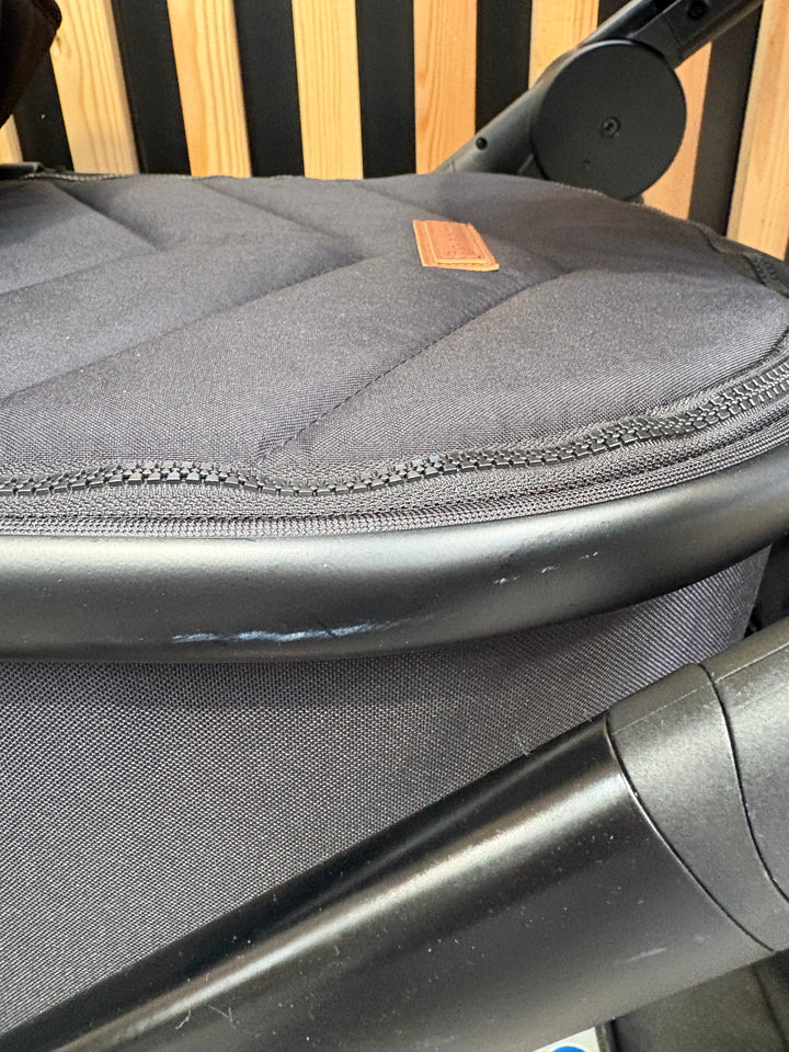 PRE LOVED Ickle Bubba Virgo Twin Car Seat Bundle - Black