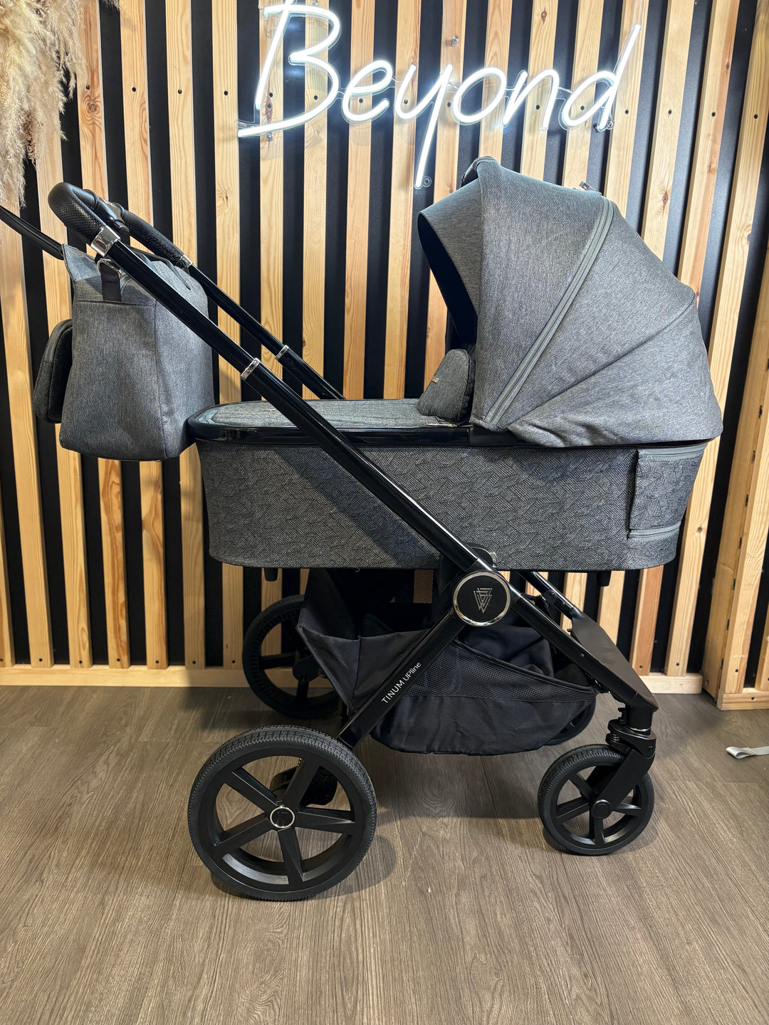 PRE LOVED Venicci Tinum Upline 2-in-1 Travel System - Slate Grey