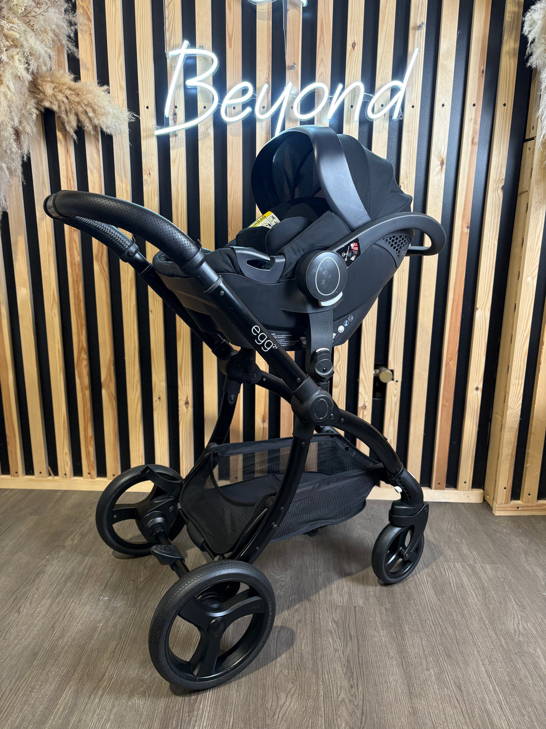 PRE LOVED egg2 Travel System - Just Black