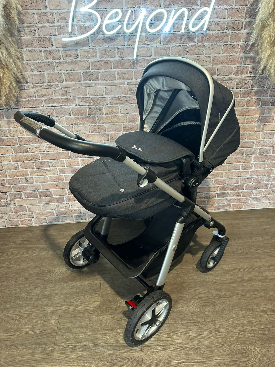 PRE LOVED Silver Cross Pioneer Travel System - ONYX