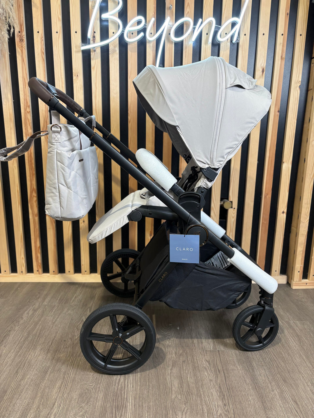 EX DISPLAY Venicci Claro Pushchair, Carrycot + Accessories - Vanilla