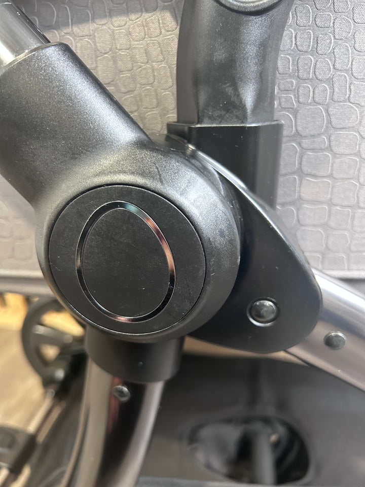 PRE LOVED egg2 Travel System - Jurassic Grey