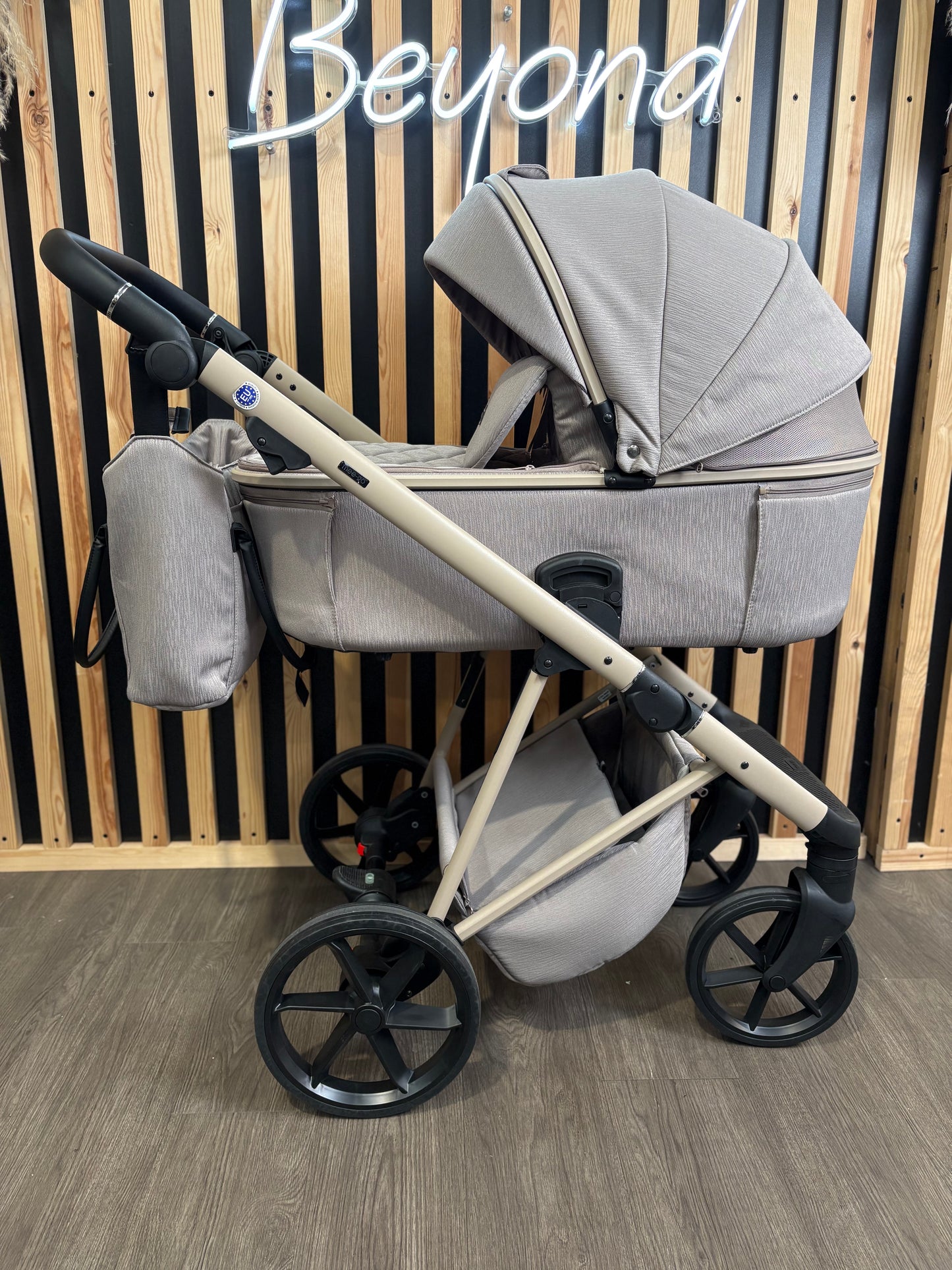 EX DISPLAY Mee-go Milano Natura 2-in-1 Travel System - Cappucino