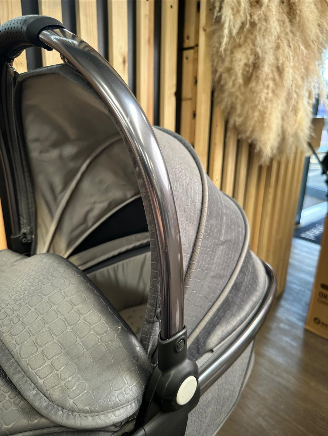 PRE LOVED egg2 Travel System - Jurassic Grey