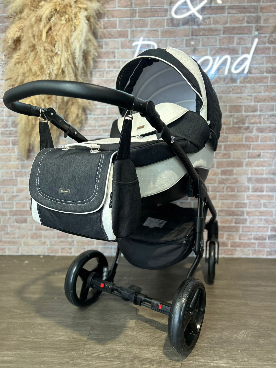 EX DISPLAY Mee-Go
Milano Travel System - Denim/White