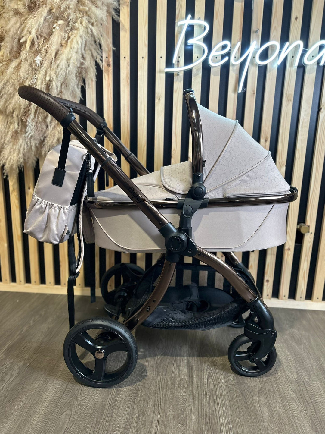 PRE LOVED Egg 2 Luxury Pushchair and Shell i-Size Car Seat Special Edition Bundle - Feather Geo