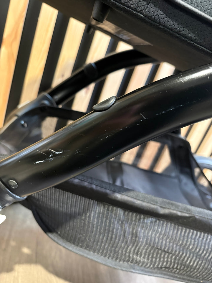 PRE LOVED egg2 Travel System - Just Black