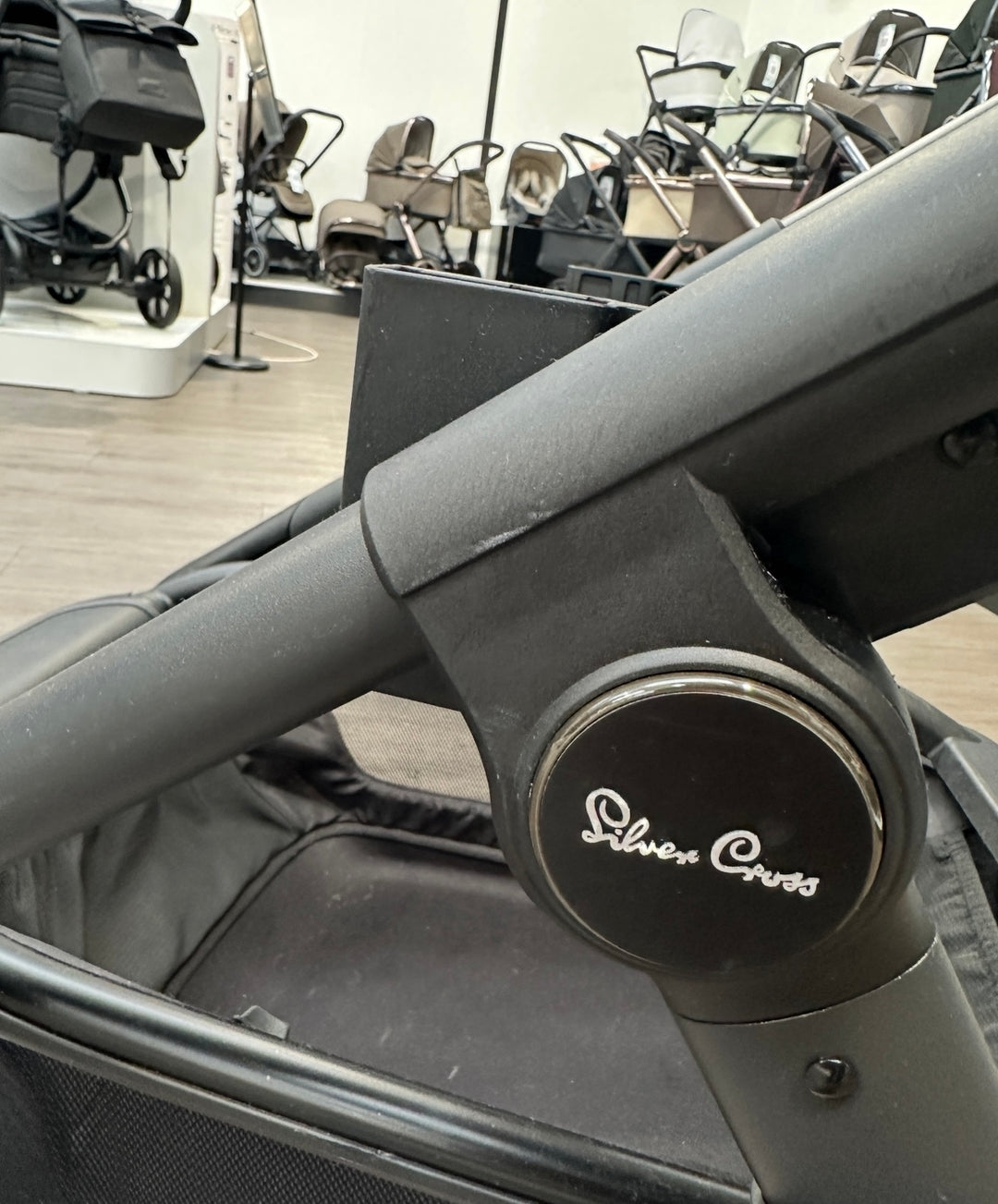 PRE LOVED Silver Cross Wave ONYX Chassis + Wheels