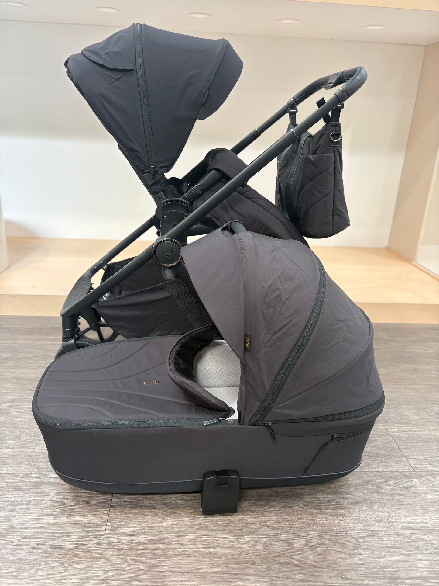 PRE LOVED Venicci Claro 2-in-1 Travel System - Noir