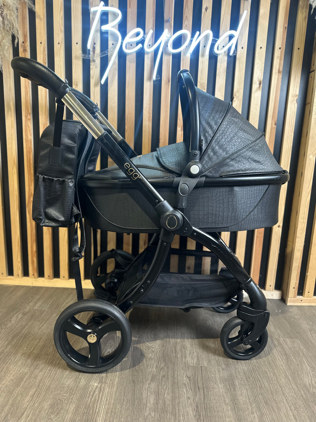 PRE LOVED egg2 Travel System - Jurassic Gold