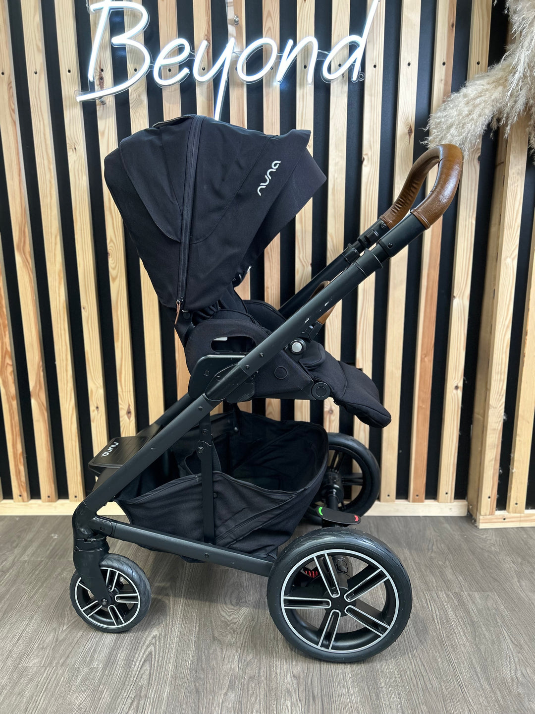 PRE LOVED Nuna Mixx Travel System - Caviar